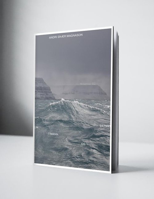 Kápa bókarinnar er áhrifamikil og falleg.