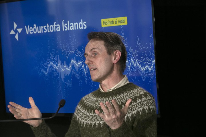 „Þetta er mjög krítísk staða – órói sem sýnir að kvika sé að brjóta skorpuna en óvíst hvert hún leitar og hvert þetta ferli fer.“