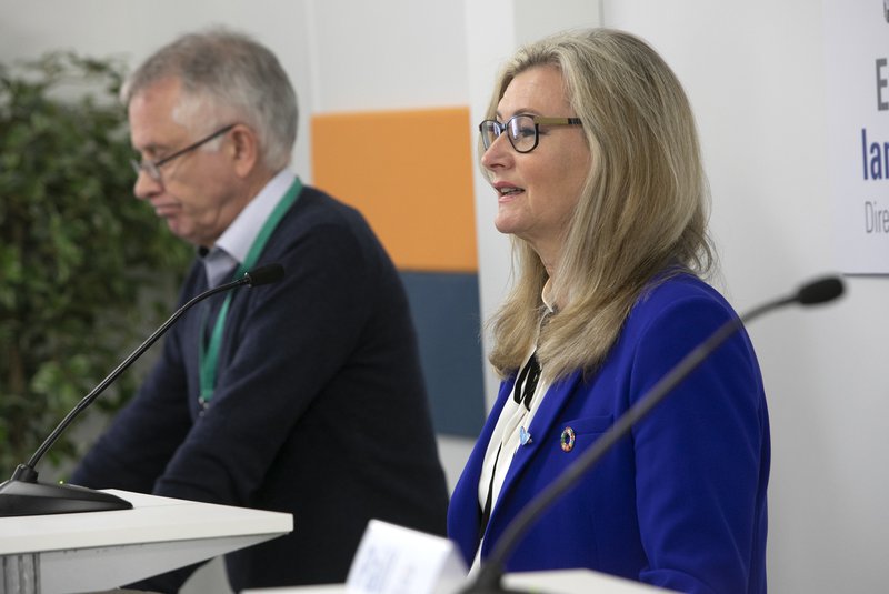 Þórólfur og Alma Möller landlæknir. Þórólfur segir samstöðuna í samfélaginu öllu gefa sér aukið þrek. Mynd: Lögreglan