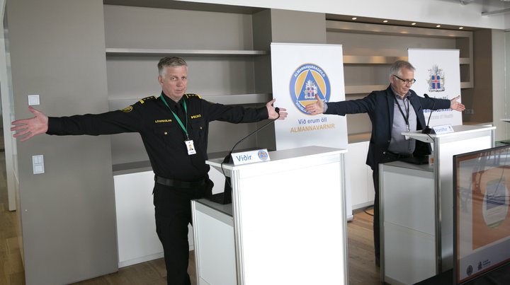 Víðir Reynisson og Þórólfur Guðnason sýna hér hvað tveir metrar eru um það bil langir.