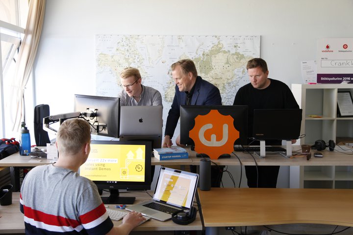 Jói Sigurðsson, sem sést hér fyrir miðju á myndinni og Þorgils Sigvaldason, sem stendur lengst til hægri, fengu hugmyndina að CrankWheel árið 2014.