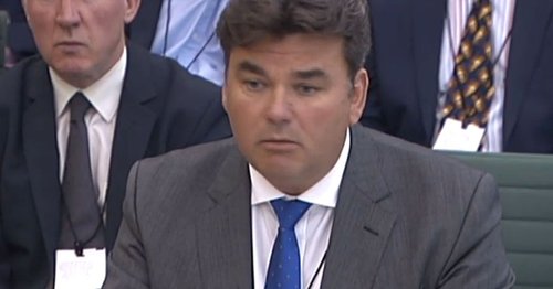 Dominic Chappell er fyrrum kappakstursökumaður sem hefur farið þrisvar í gjaldþrot. Hann fékk að kaupa BHS á  eitt pund. Ári síðar var fyrirtækið farið í þrot.