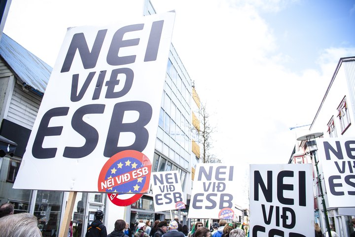 Tæp 42 prósent Íslendinga eru á móti því að Ísland gangi í Evrópusambandið, samkvæmt nýlegri könnun Maskínu.