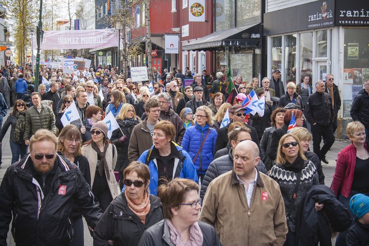 Lífeyrissjóðir landsins eiga 3.319 milljarða króna í hreinni eign. Sjóðirnir eru langumsvifamesti fjárfestir íslensks atvinnulífs og eru í eigu sjóðsfélaga sinna, almennings í landinu.