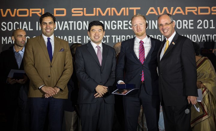 Georg Lúðvíksson, forstjóri Meniga, tekur á móti verðlaununum í Singapúr. 