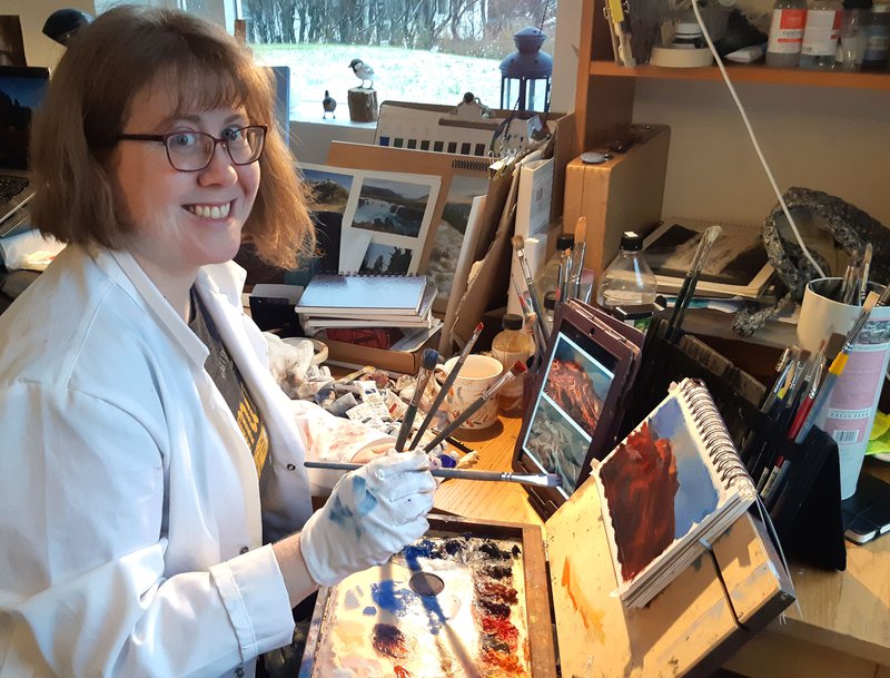 Amy málaði sum verkin með hjálp vefmyndavéla fjölmiðla. Mynd: Aðsend