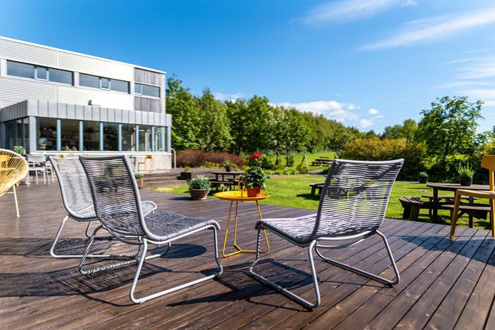 Rúmt er um gesti Dals á útisvæði kaffihússins.