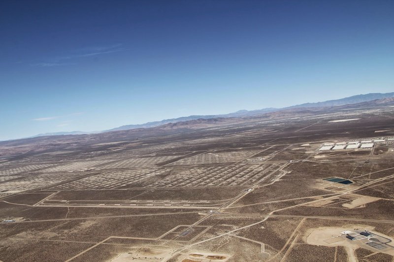 Svæðið er gríðarlega stórt. Þar er nú flugvöllur til þess að auðvelda hergagnaflutninga.
