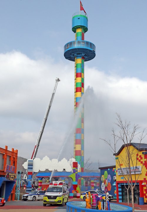 Viðbragðsaðilar á æfingu í vor áður en Legoland í Suður-Kóreu opnaði. Mynd: EPA