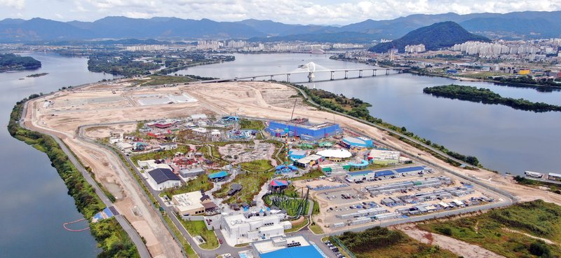 Legoland Korea, næststærsta Legolandið í heiminum, er á Hajung-eyju í Geumho-fljóti, um 150 km suður af höfuðborginni Seúl. Fljótlega eftir að garðurinn var opnaður í vor kom í ljós að áætlanir um aðsóknina voru byggðar á mikilli bjartsýni. Mynd: EPA