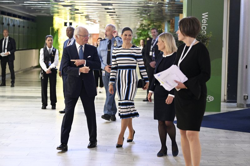 Karl Gústaf með Viktoríu dóttur sinni í fyrra. Mynd: EPA