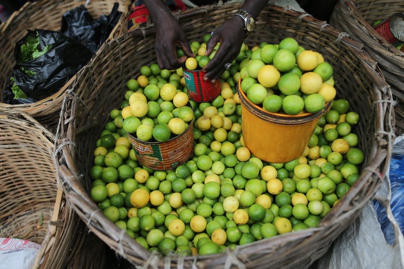 Gull er víða að finna í Afríku en verðmætin eru ekki síður í gjöfulum jarðveginum þar sem ávextir þrífast hvergi betur. Mynd: EPA