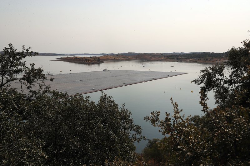 Stærsta fljótandi sólarorkuver heims er á uppistöðulóni í Portúgal. Mynd: EPA