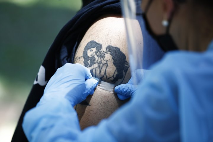 Hjúkrunarfræðingur bólusetur karlmann í Bandaríkjunum gegn apabólu. Bóluefni gegn bólusótt gagnast til að verjast apabólu.