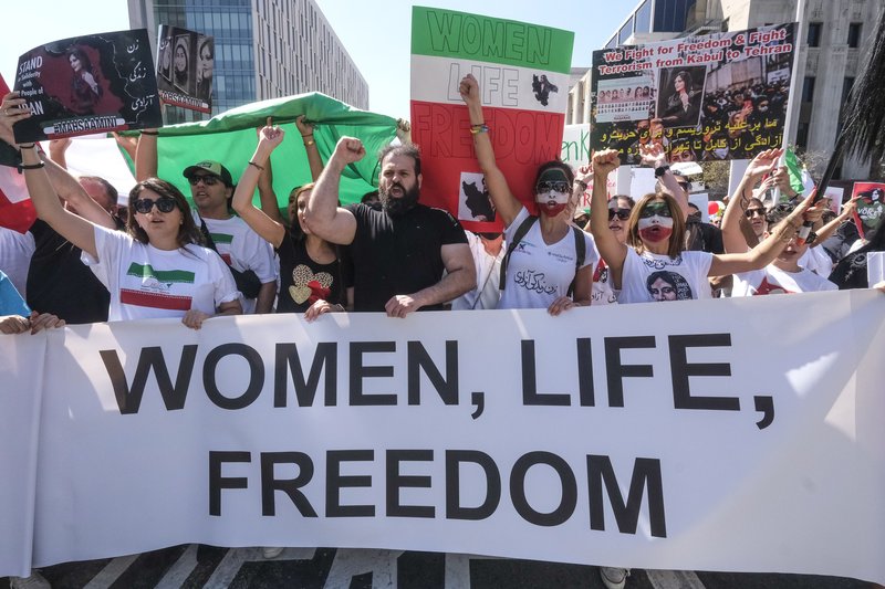 „Konur, líf, frelsi“ eru einkunnarorð mótmælenda í Íran. Mynd: EPA