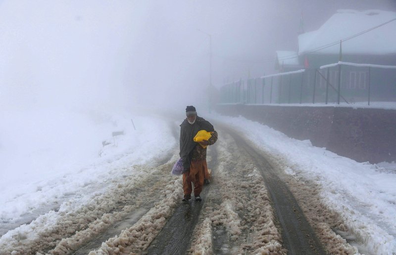 Snjókoma varð í Kasmír-héraði 22. október. Tveimur dögum fyrr hafði verið úrhellisrigning. Mynd: EPA