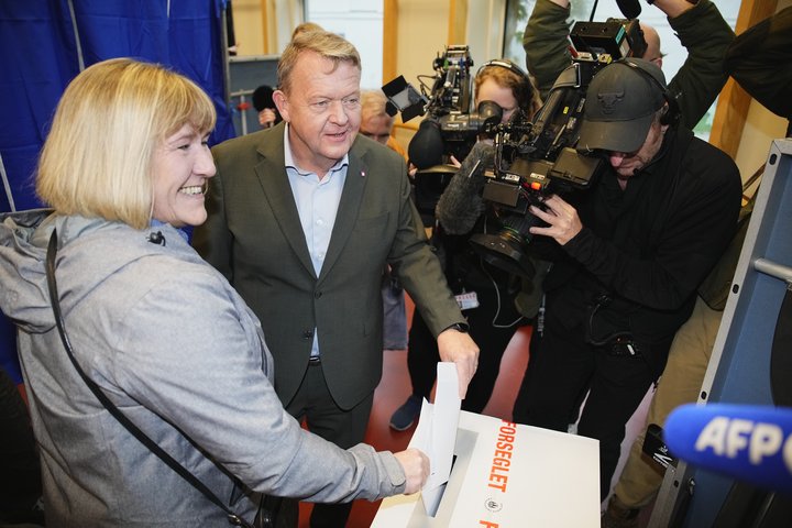Kosið er til þings í Danmörku í dag. Hér er Lars Løkke Rasmussen formaður Moderaterne á kjörstað í morgun.