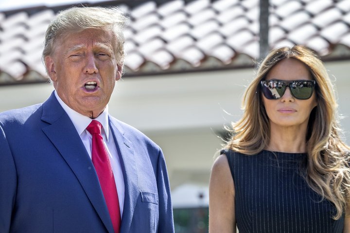 Donald Trump og Melania eiginkona hans á kjörstað í Flórída-ríki.