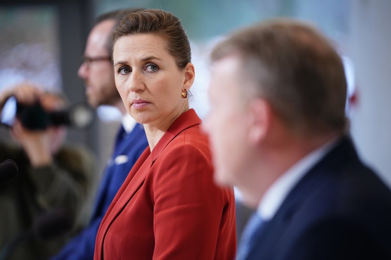 Mette Frederiksen horfir á Lars Løkke Rasmussen á blaðamannafundi leiðtoga stjórnarinnar í gær. Mynd: EPA