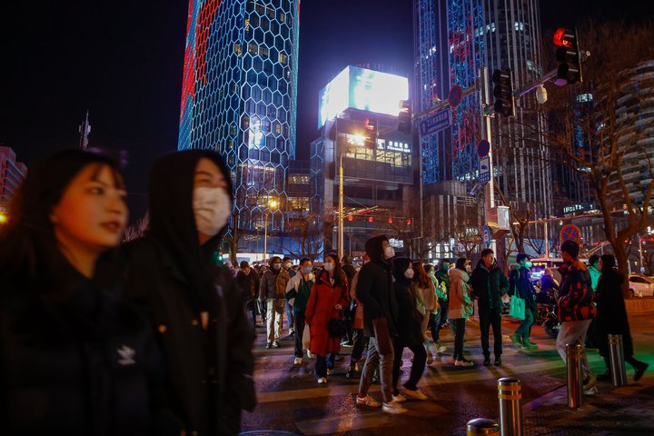 Fjölmenni á strætum og torgum Peking eftir að núll-covid stefnunni var aflétt.
