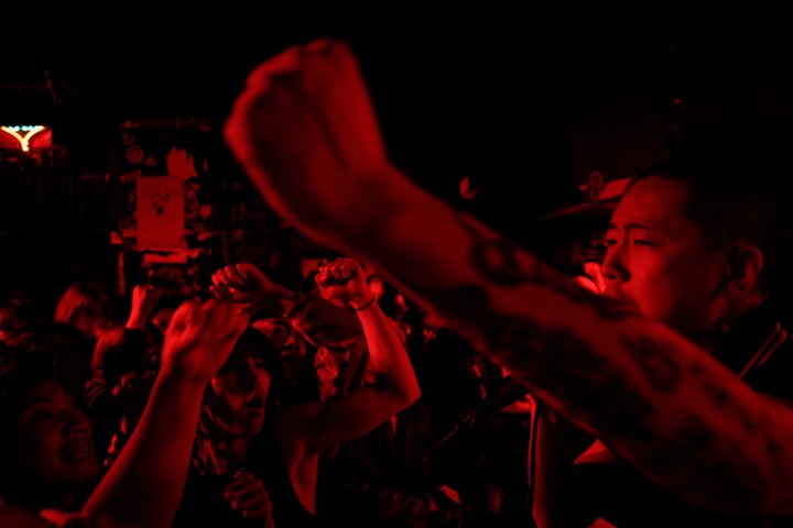 Fólk dansaði af lífs og sálarkröftum á pönkhátíð í Peking í gær. Enda loks búið að aflétta ströngum samkomutakmörkunum í Kína.