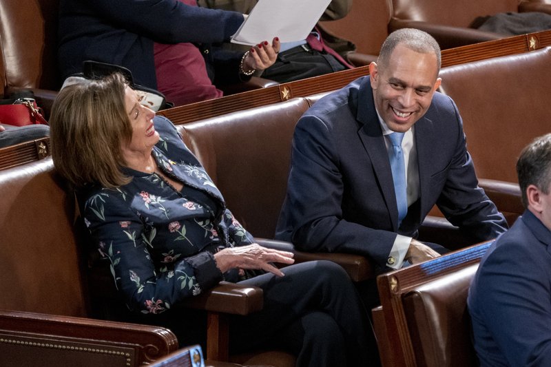 Nancy Pelosi, fyrrverandi þingforseti, og Hakeem Jeffries, fulltrúi demókrata sem sóttist eftir embætti þingforseta. Mynd: EPA