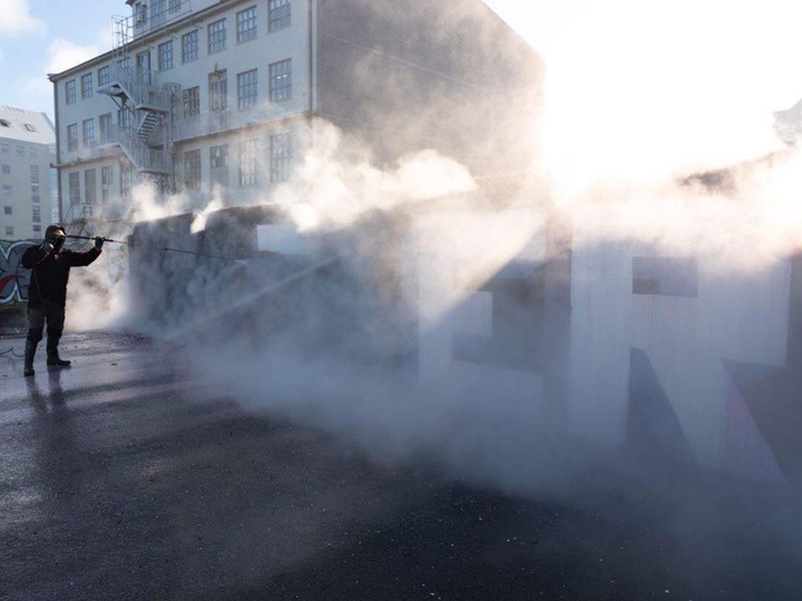 Vegglistaverk þar sem letrað var „Hvar er nýja stjórnarskráin?“  hefur verið háþrýstiþvegið af veggnum við Skúlagötu.
