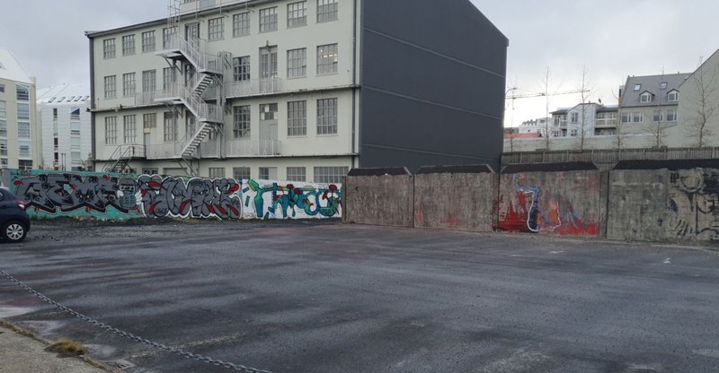 Veggjakrot við hliðina á veggnum sem er nýþveginn Mynd: Facebook-síða Björns Levís