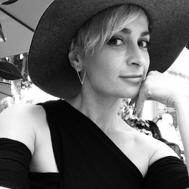 Halyna Hutchins fæddist í Úkraínu, ólst upp á herstöð á norðurslóðum og nam kvikmyndatökustjórn í Los Angeles.