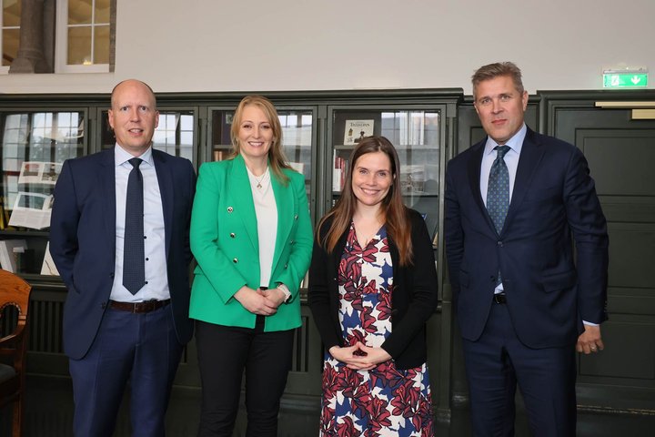 Hreiðar Bjarnason, framkvæmdastjóri fjármála og rekstrarsviðs Landsbankans, Lilja Björk Einarsdóttir bankastjóri, Katrín Jakobsdóttir forsætisráðherra og Bjarni Benediktsson, fjármála- og efnahagsráðherra við undirritun samningsins.