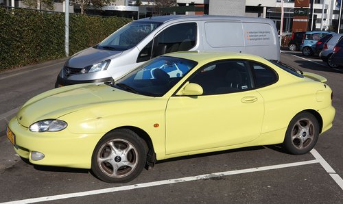Gulur Hyundai Coupe.