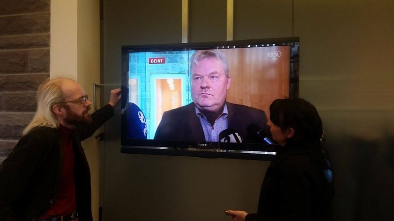 Óttar Proppé, og Birgitta Jónsdóttir, fylgjast með Sigurði Inga Jóhannssyni í viðtali. Mynd: Birgir.