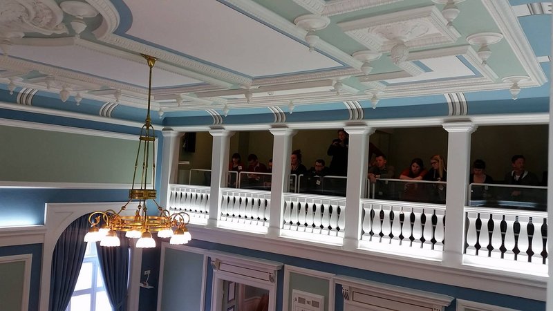 Þingpallarnir eru fullir af fjölmiðlamönnum. 