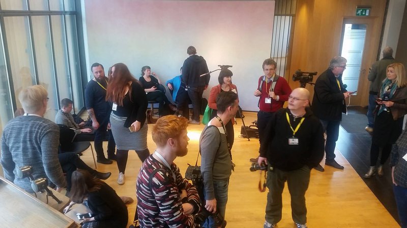 Blaðamenn bíða í Alþingishúsinu.