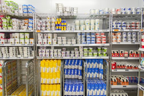 íslenskir neyt­end­ur borguðu um átta millj­örðum krónum meira fyrir fram­leiðslu á mjólk en ef mjólkin hefði ein­fald­lega verið flutt inn frá öðru fram­leiðslu­landi á árunum 2011 til 2013. 