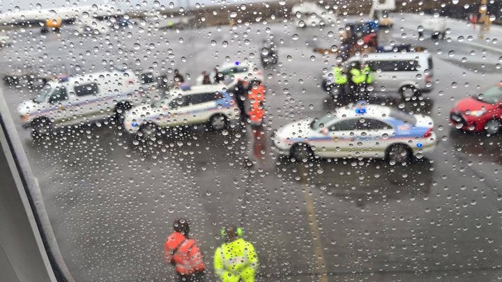 Mynd af lögregluliðinu sem er fyrir utan vélina.