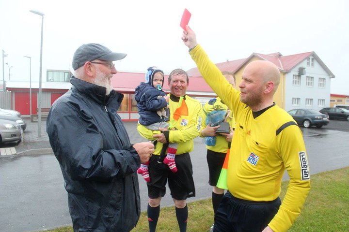 Ferli Rauða barónsins lauk á sama stað og hann hófst, á Stokkseyrarvelli sumarið 2016, er hann dæmdi leik heimamanna gegn Afríku.