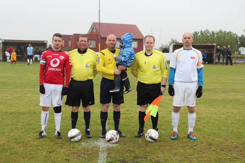 Garðar Örn Hinriksson, hér fyrir miðju, dæmdi sinn síðasta leik árið 2016.