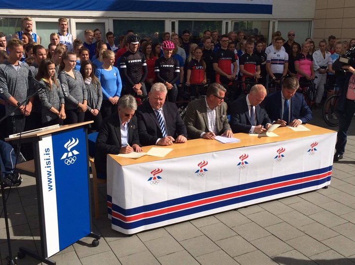 Frá undirritun samningsins í Laugardal á fimmtudag.