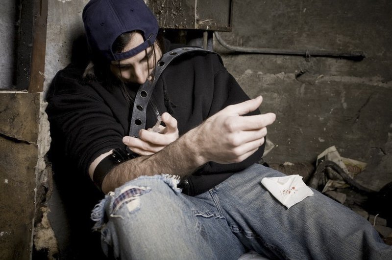 Þetta er myndin sem gjarnan er gripið til að sýna „eiturlyfjaneytanda“ og er búin til af fjölmiðlum. Það er sjaldnar sem mynd eins og sú sem er hér i haus greinarinnar sé notuð í umfjöllun fjölmiðla um notkun ólöglegra vímuefna.