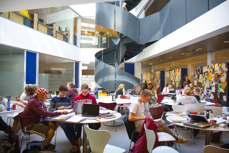 Háskólanemar sem eru í námi fagna ugglaust margir hverjir því að fá beina styrki á meðan að á námi þeirra stendur. Ekki er víst að fögnuðurinn verði jafn mikill hjá þeim sem þurfa einnig að taka umtalsverð lán, til dæmis vegna framfærslu fjölskyldu, og greiða þau til baka án tekjutengingar að námi loknu.