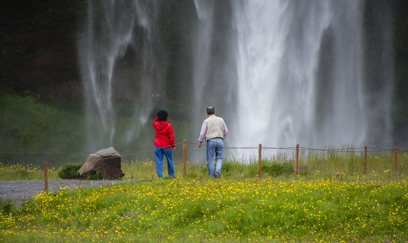 Ferðamenn við Seljalandsfoss á meðan allt lék í lyndi. Mynd: Birgir Þór