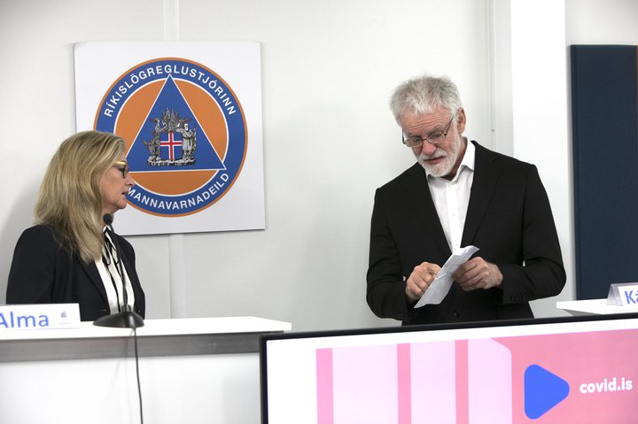 Alma Möller landlæknir og Kári Stefánsson forstjóri ÍE á upplýsingafundi almannavarna.