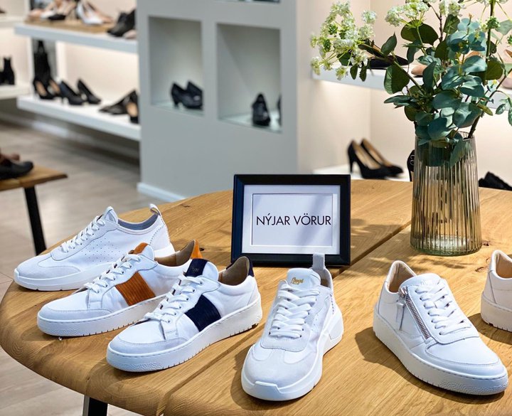 S4S starfrækir fjölda skóbúða í Kringlunni og Smáralind, þar á meðal Steinar Waage.