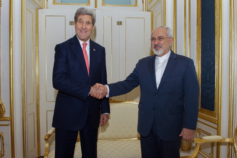 John Kerry utanríkisráðherra Bandaríkjanna og Javad Zarif utanríkisráðherra Írans, takast í hendur fyrir fund ríkjanna um kjarnorkumál Írans.