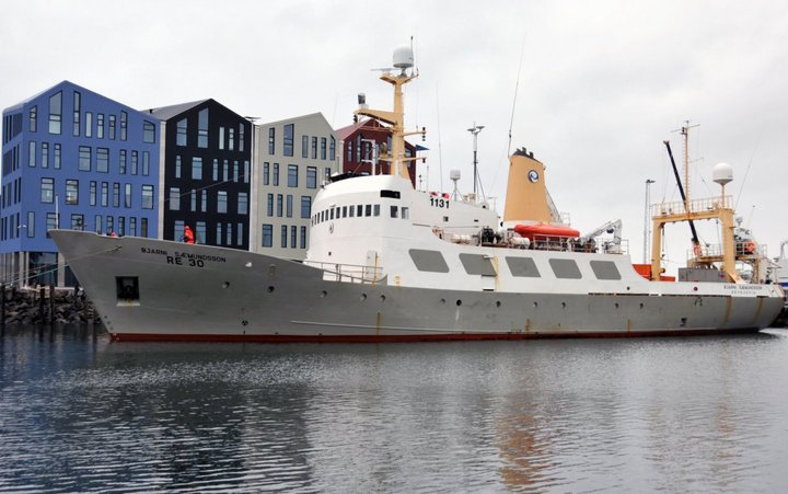 Nýtt rannsóknaskip mun taka við af Bjarna Sæmundssyni sem sést hér við bryggju fyrir utan höfuðstöðvar Hafrannsóknastofnunar í Hafnarfirði.