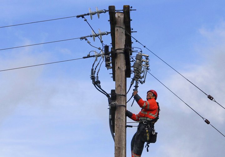 Dreifikerfi Rarik er að nær öllu leyti utan höfuðborgarsvæðisins og um 70 prósent starfsmanna fyrirtækisins líka. Þrír þingmenn Framsóknar vilja færa höfuðstöðvar Rarik út í landsbyggðirnar en það telja stjórnendur Rarik óráð.