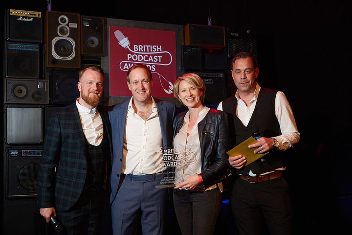 Þáttastjórnendur The Inquiry hlutu verðlaun fyrir bestu fréttaþættina í bresku hlaðvarpi.