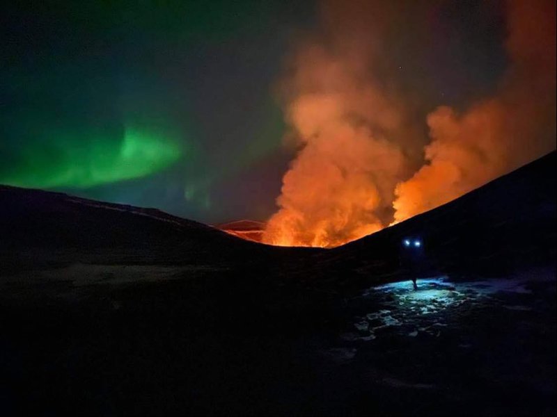 Mynd af eldgosinu að næturlagi. Mynd: Júlíus Ingi Jónsson/Ragnhildur Ágústsdóttir