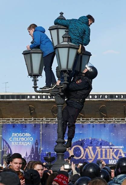 Rússneskir drengir í ljósastaur á Puskin-torgi í Moskvu.